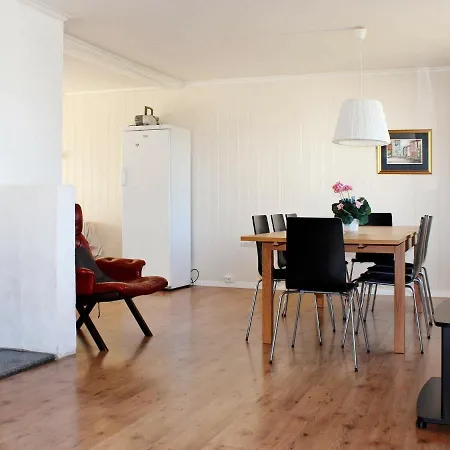 Holiday home Five-bedroom In 2 Vevang